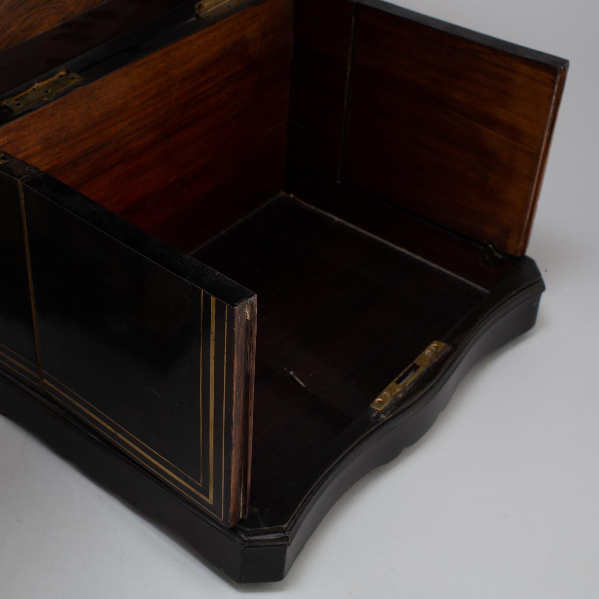A liquor casket set, late 19th century.