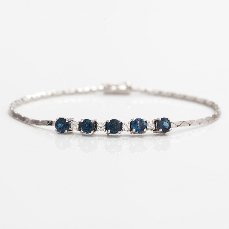 Armband, 14K vitguld, safirer, diamanter ca. 0.20 ct tot enl gravyr.