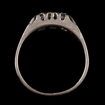 RING, 18 k vitguld med 3 diamanter tot c:a 0.23 ct. 1958. Vikt 3 g.