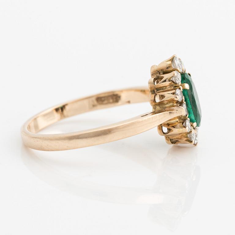Carmoséring 18K guld med en smaragd och runda briljantslipade diamanter.