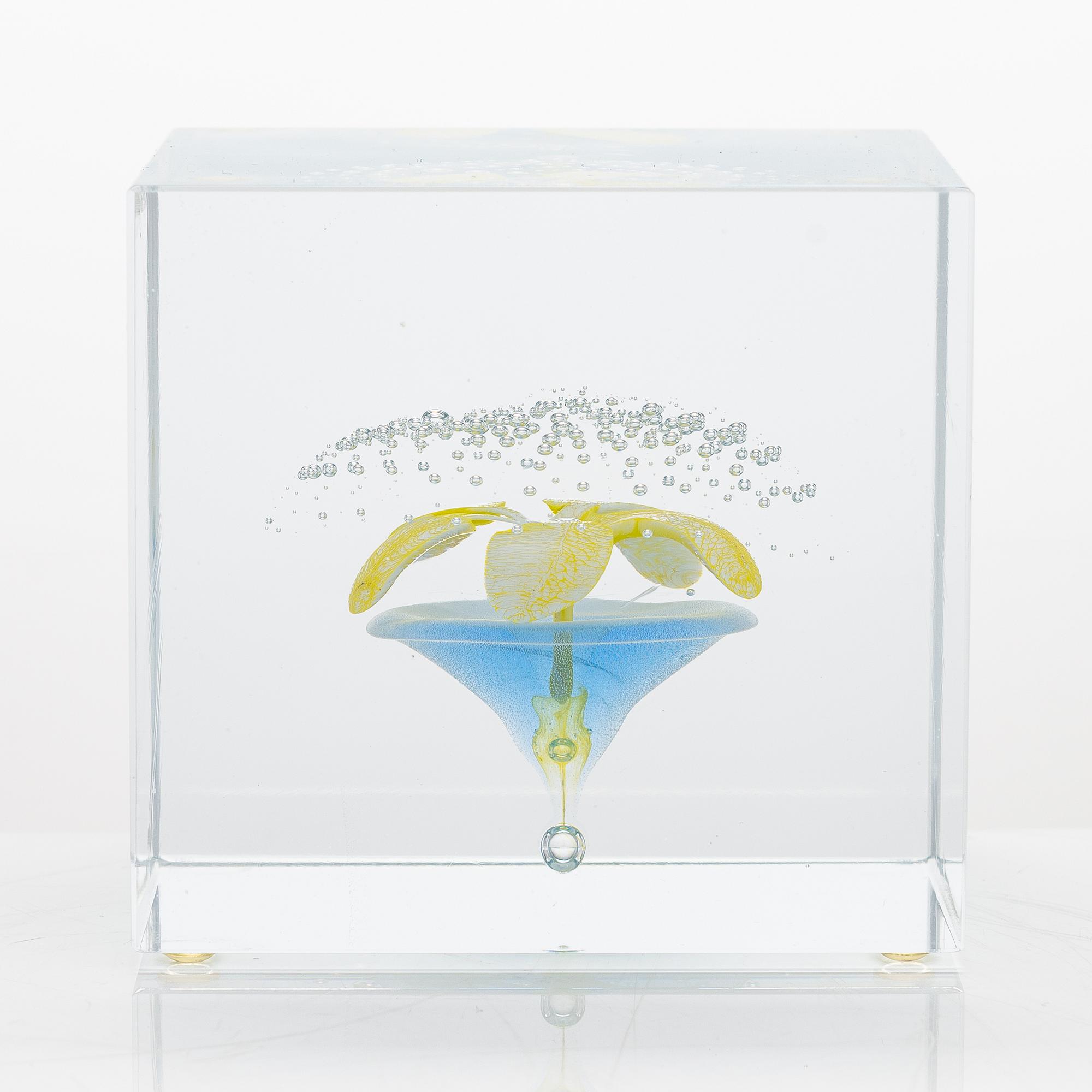 Oiva Toikka, annual glass cube 2000, signed Oiva Toikka Nuutajärvi 2000, 528/2000.
