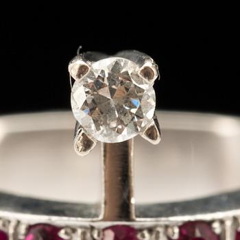 RING, 14 k vitguld med briljantslipad diamant ca 0,20 ct samt fem rubiner i alliansmodell. Vikt ca 6 g.