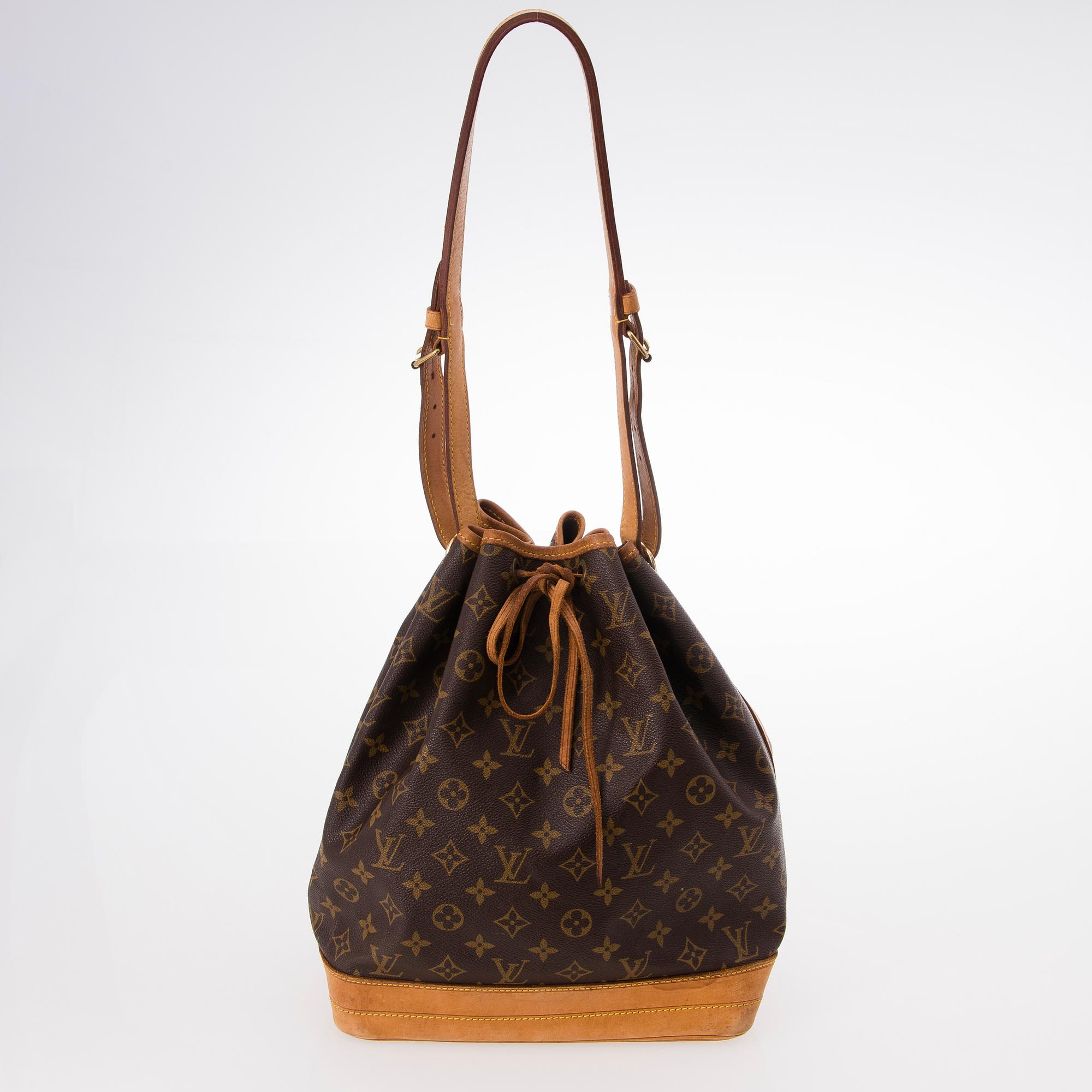 A MONOGRAM CANVAS Noé SHOULDER BAG.