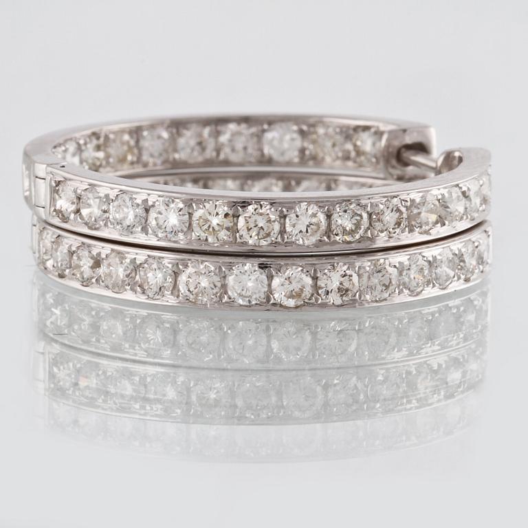 ÖRHÄNGEN, 18K vitguld med 52 briljantslipade diamanter ca 2,6 ct. Vikt 11,3 gram.