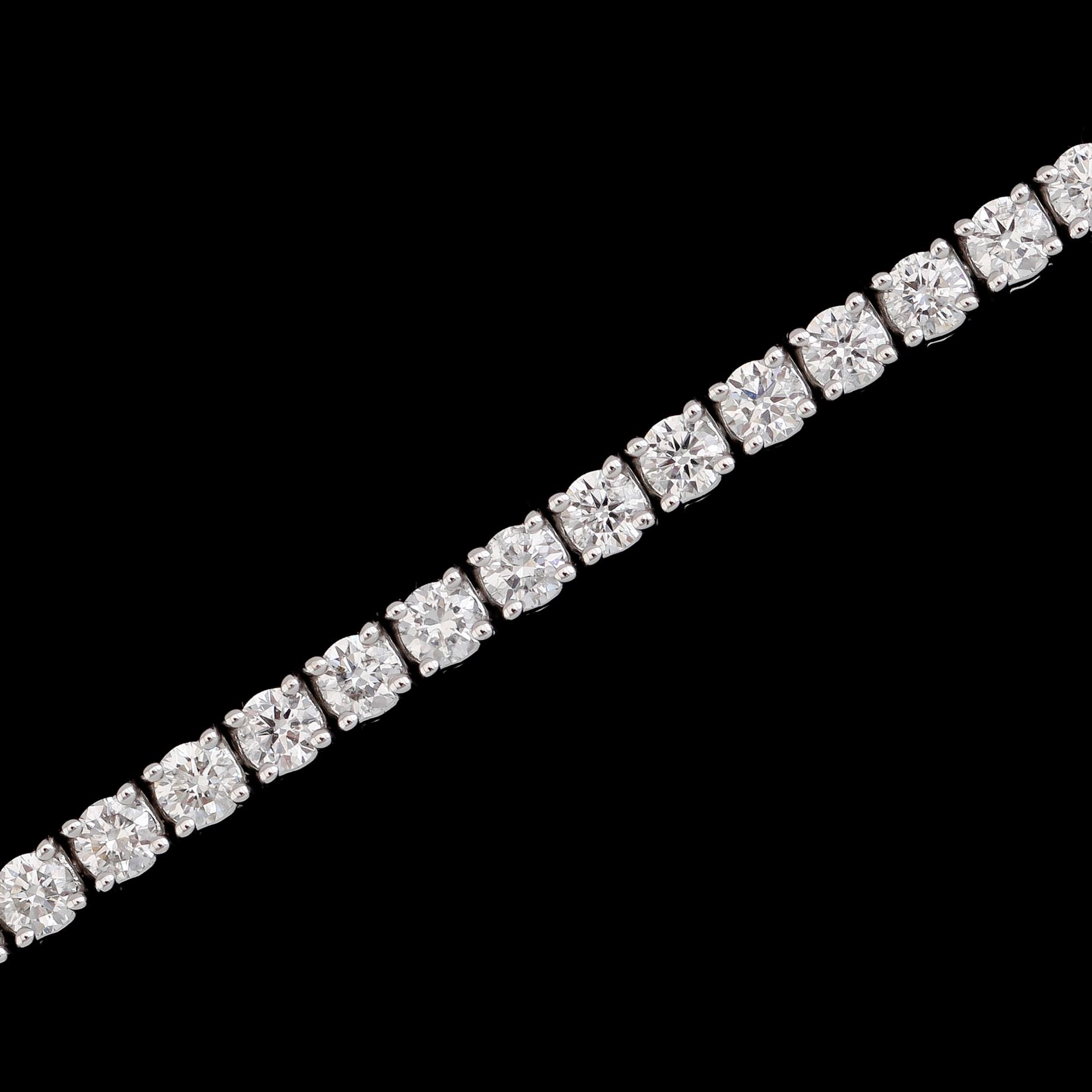ARMBAND, 18 k vitguld, briljantslipade diamanter tot ca 4.62 ct. Vikt ca 12,9 g.
