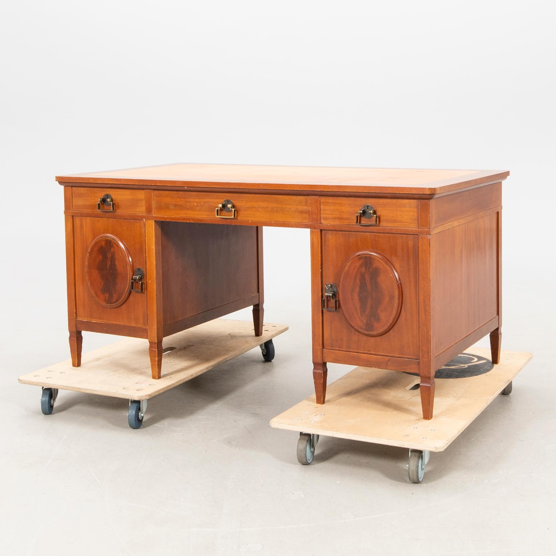 Skrivbord  med stol NK (Nordiska Kompaniet) tidigt 1900-tal.