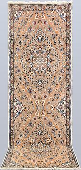 A part silk Nain runner, so-called 9 LAA, approx. 277 x 86 cm.