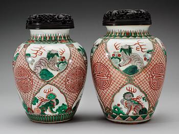KRUKOR, två stycken, porslin. Qing dynasty.