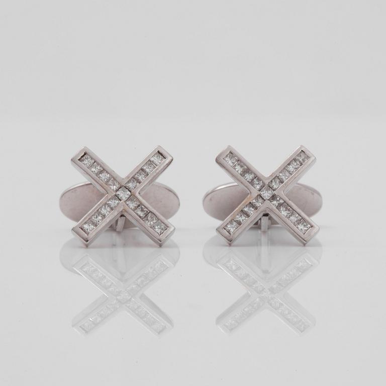 MANSCHETTKNAPPAR med prinsesslipade diamanter totalt ca 0.65 ct.