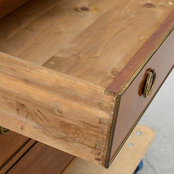 Byrå, gustaviansk stil, omkring 1900.