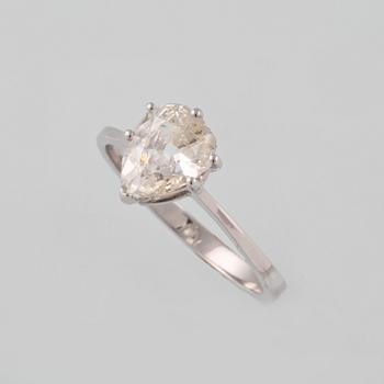 RING, 18K vitguld med droppslipad diamant, ca 1.20 ct. Vikt 2,1 gram.