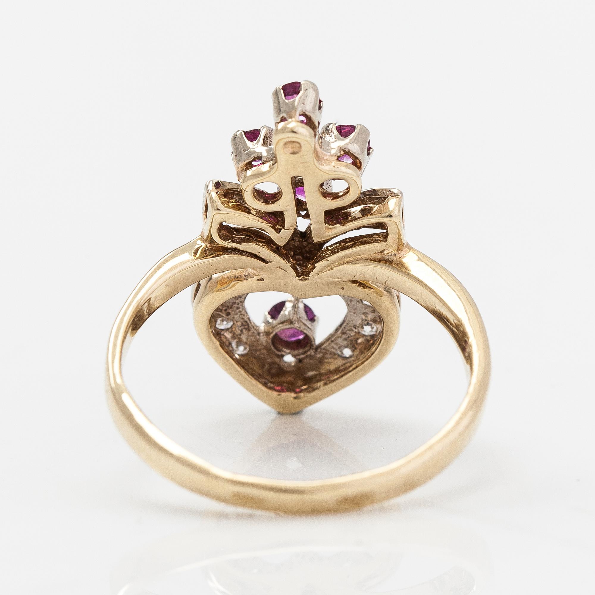 A 14K gold ring with diamonds ca. 0.14 ct in total and rubies.