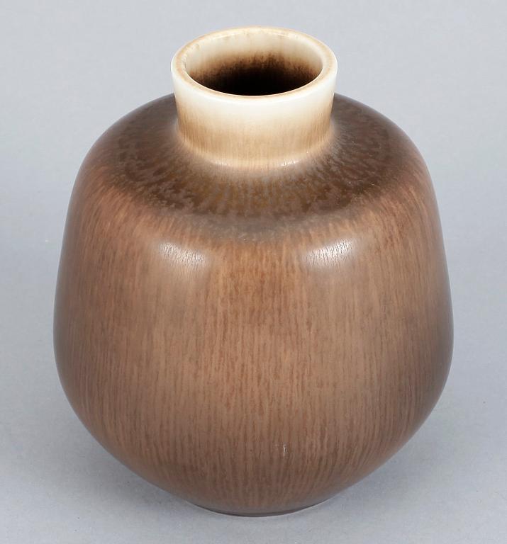 BERNDT FRIBERG, stengods, signerad undertill med studiohanden.