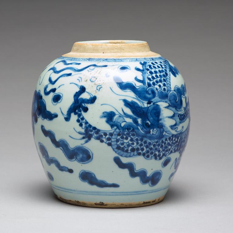 A blue and white Transitional jar, 17th Century.