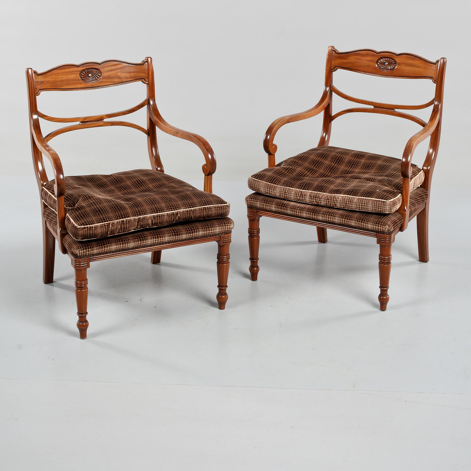 KARMSTOLAR, ett par, 1900-talets andra hälft.