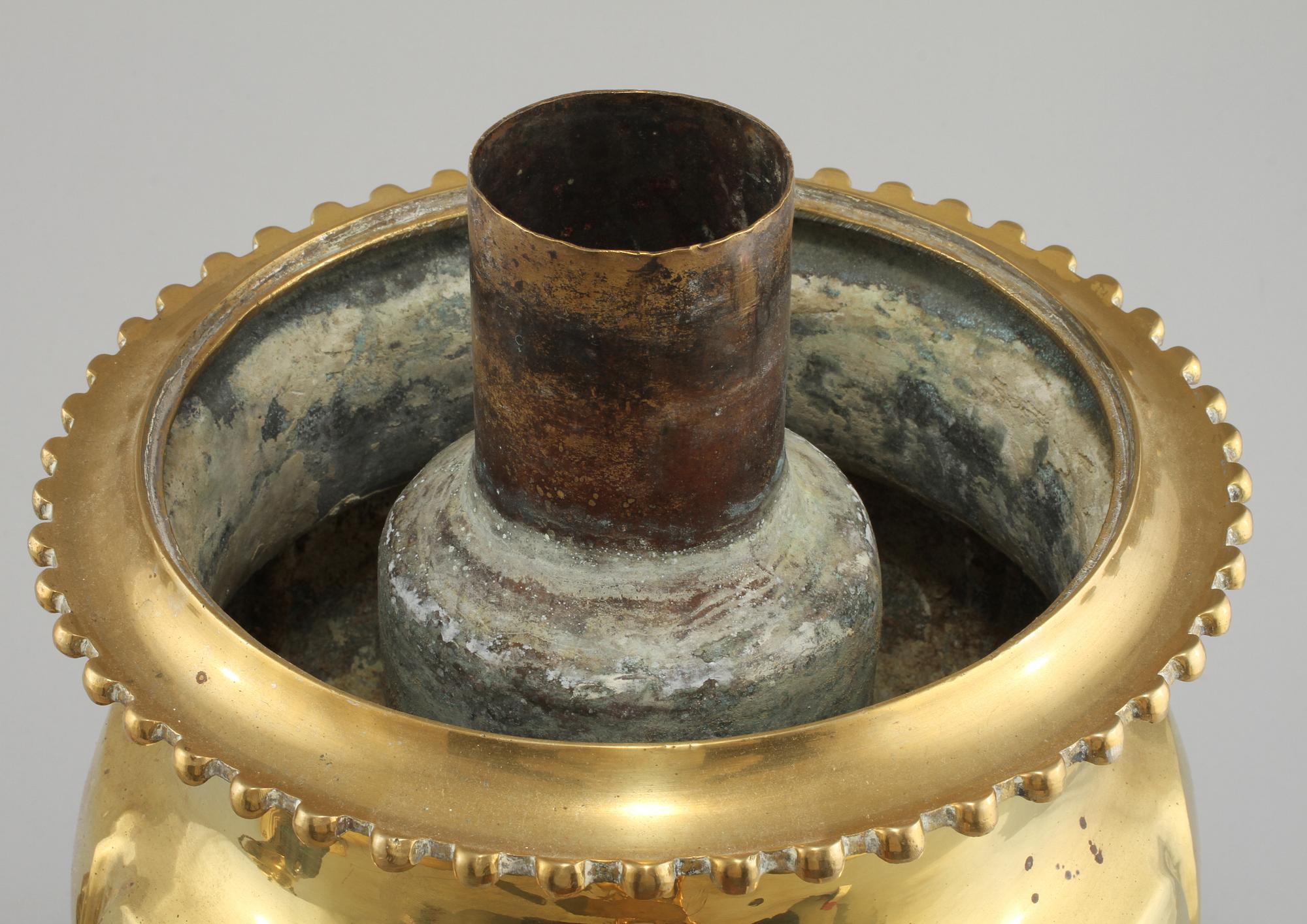 SAMOVAR, mässingspatinerad metall, omkring 1900.