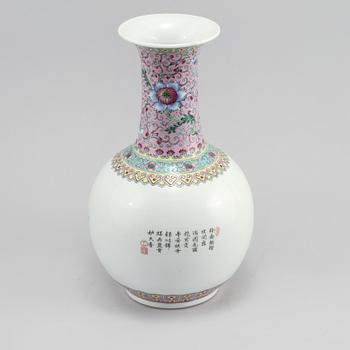 VAS, porslin, Kina, 1900-talets andra hälft.