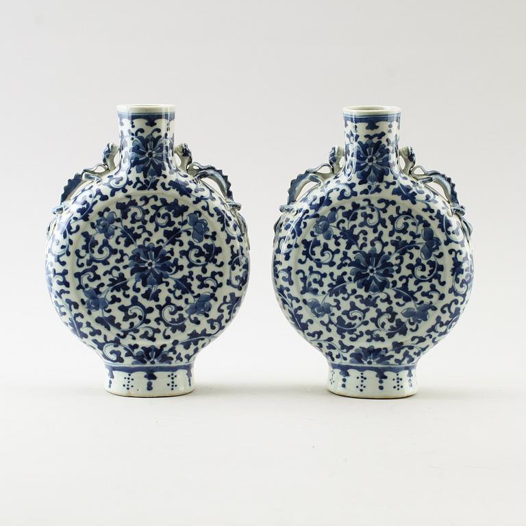 PILGRIMSFLASKOR, 2 st, porslin, Kina, 1800-/1900-tal.