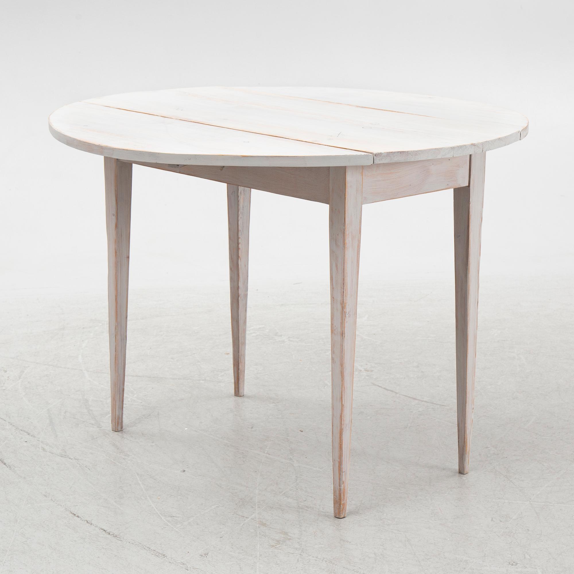 A drop-leaf table, early 20th Century.