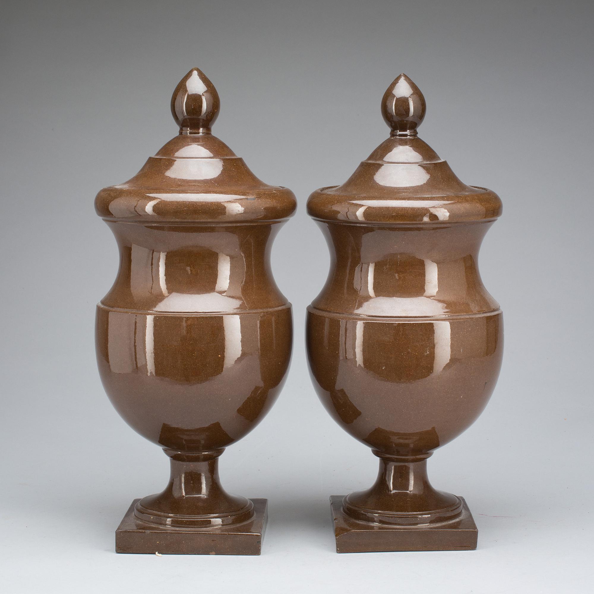 URNOR MED LOCK, ett par. Lergods. Höganäs (1832-1915).