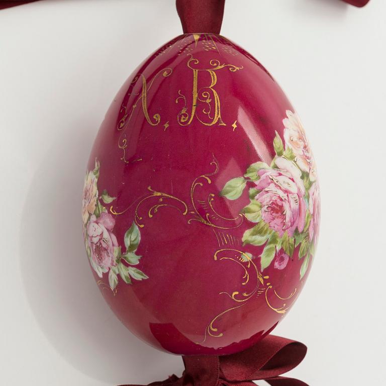A Russian porcelain Easter egg from around the turn of the 20th Century.