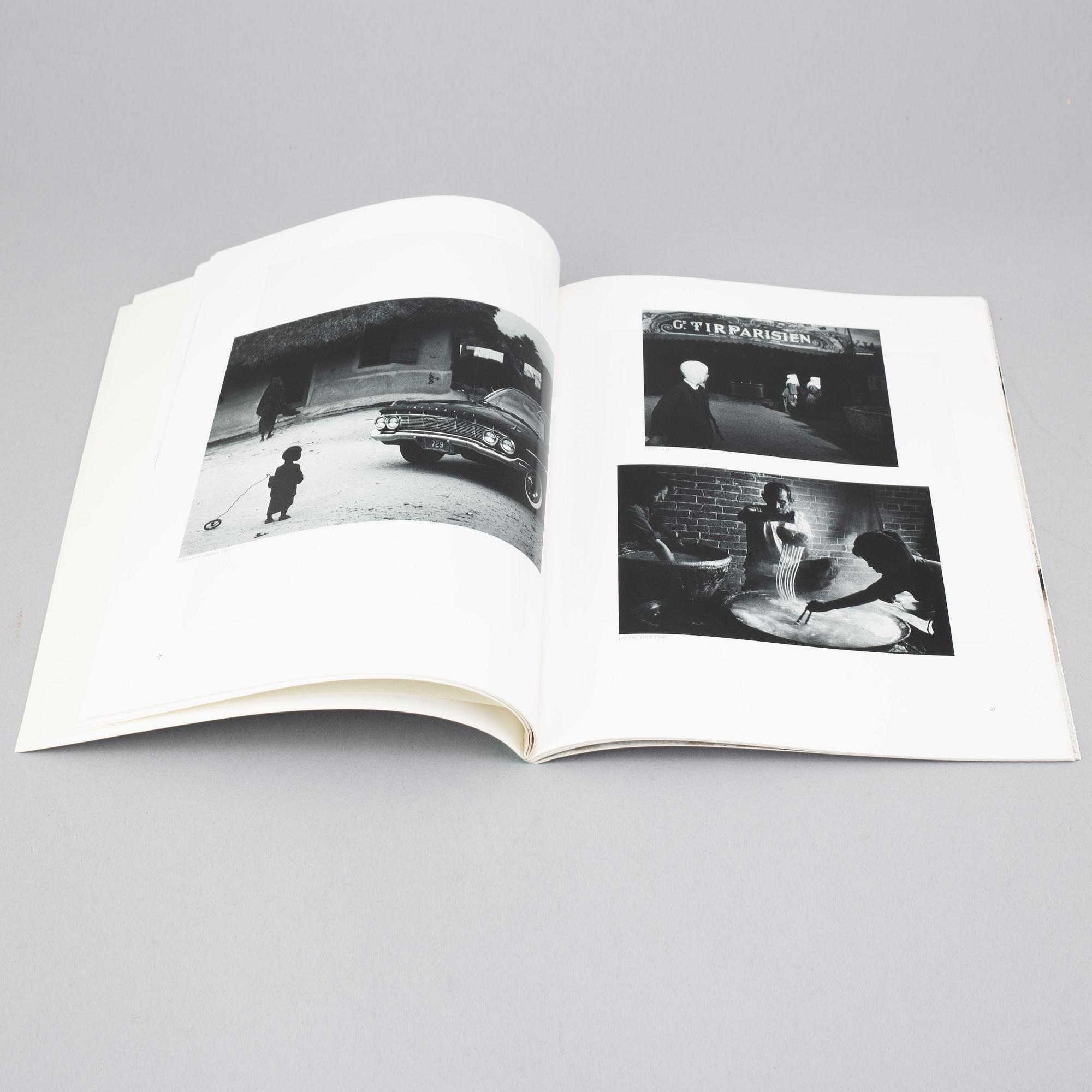 Tiofoto, 2 böcker samt 4 kataloger, några med dedikation.