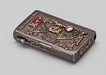 CIGARETTETUI, silver, med applikationer
i guld,Ryssland ca 1900. Vikt 179 gr.