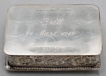 CIGARETTETUI SAMT DOSA, silver. Tot vikt ca 191 g.