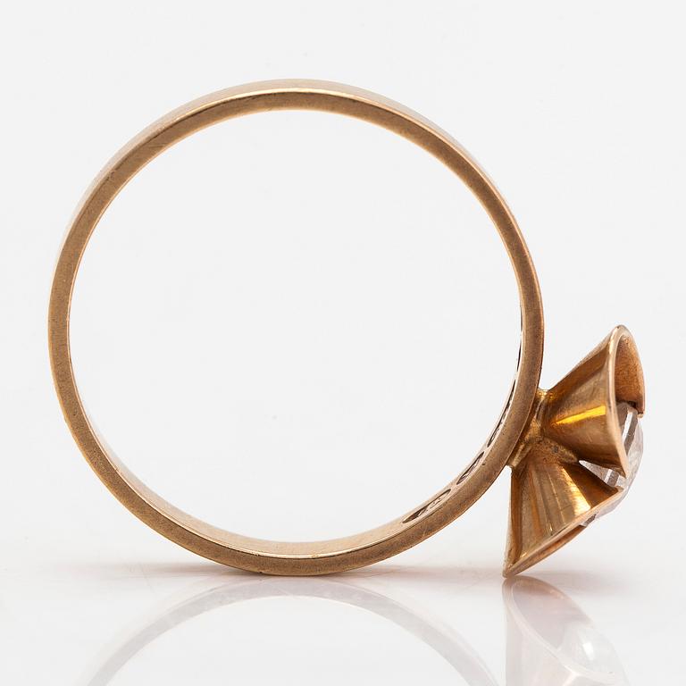 Elis Kauppi, a 14K gold ring with a synthetic spinel. Kupittaan Kulta, Turku 1976.