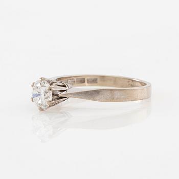 Solitaire ring in 18K white gold with a round brilliant-cut diamond.