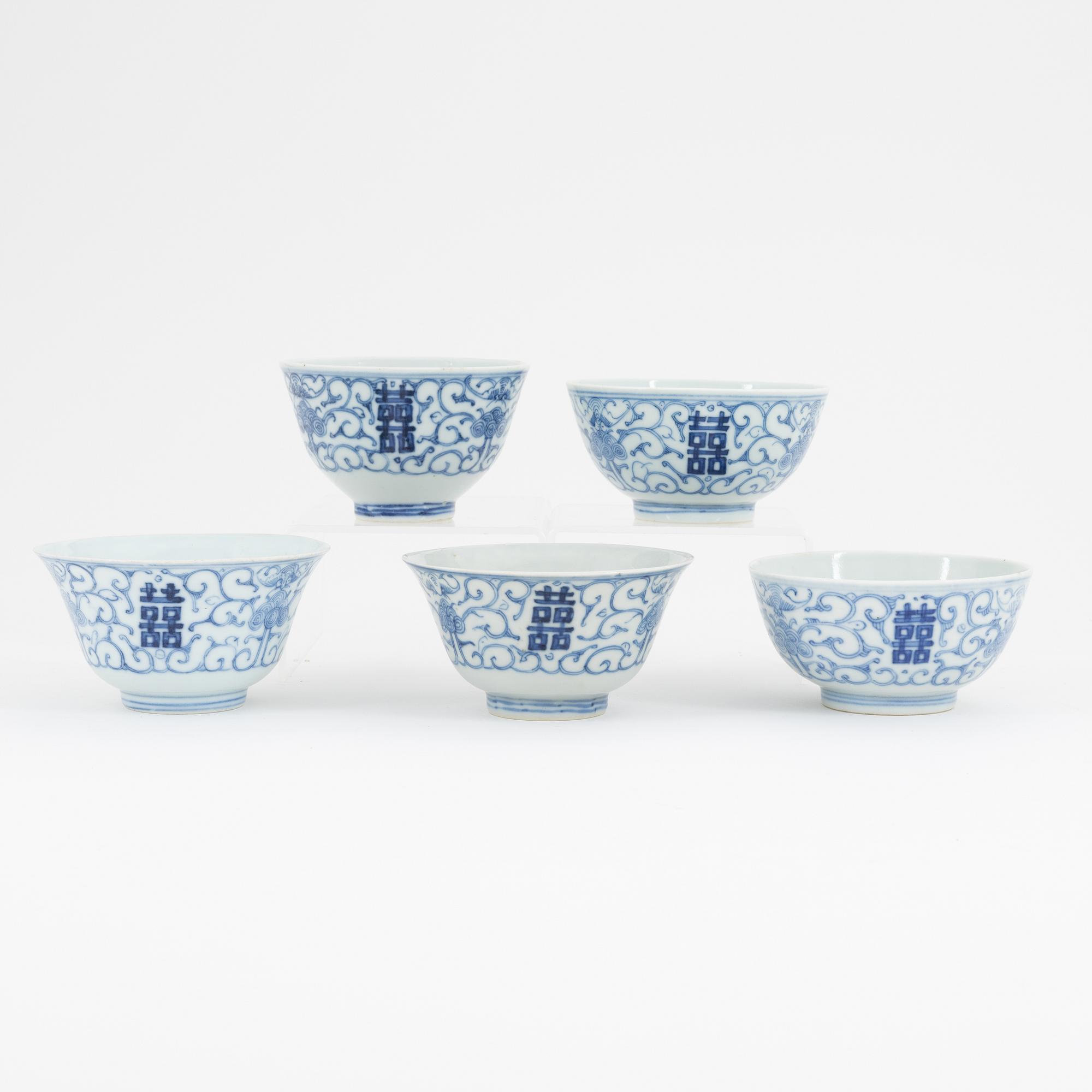 A group of 5 similar Chinese porcelain bowls, late Qingdynasty, late 19th century or around the year 1900.