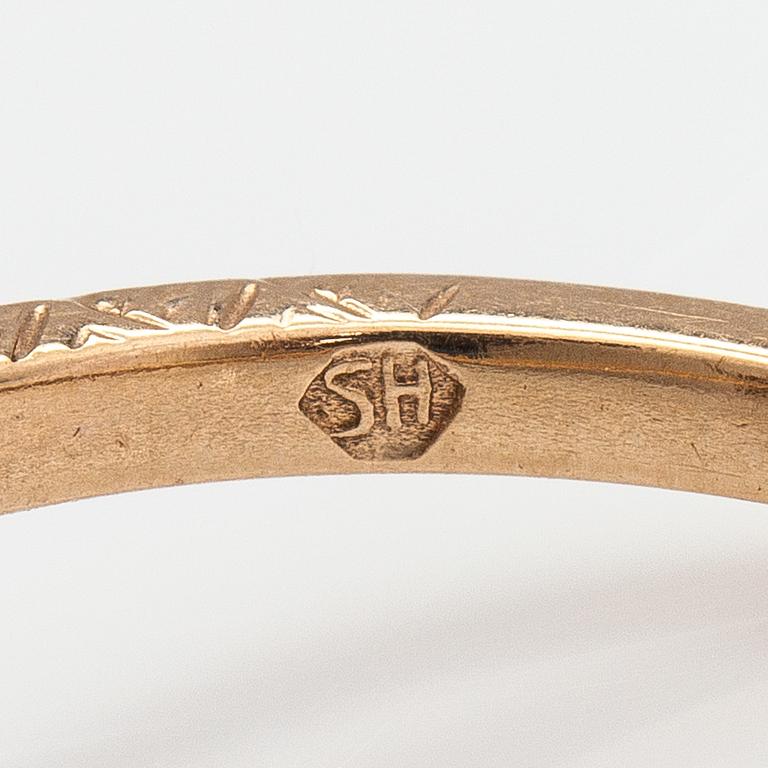 A 13-14K gold ring with a synthetic spinelle and rose-cut dimaonds.