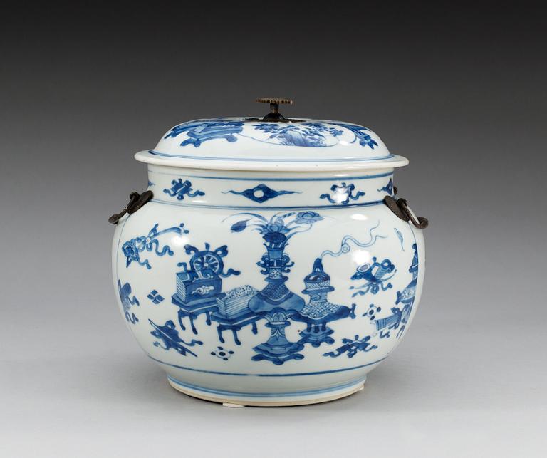 A blue and white jar with cover, Qing dynasty, Kangxi (1662-1722).