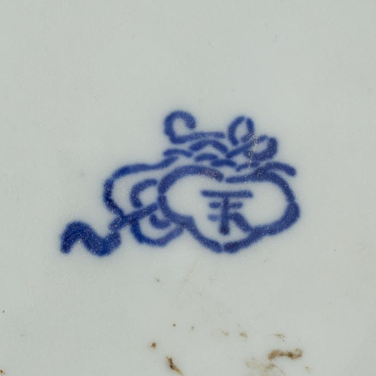 A group of four Japanese imari dishes, 19th and 20th century.