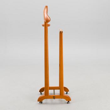 An Italian wooden suit stand / clothes valet, Fratelli Reguitti,  latter part of the 20th century.