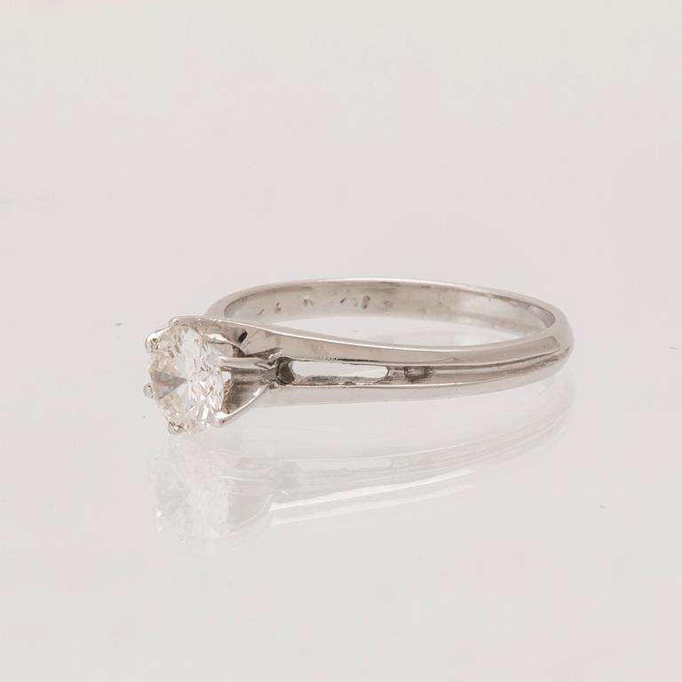 Ring solitär 18K vitguld med en rund briljantslipad diamant.