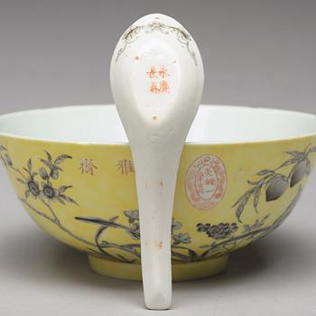 A yellow glazed grisaille bowl and spoon, Qing dynasty, Guangxu period (1875-1908).