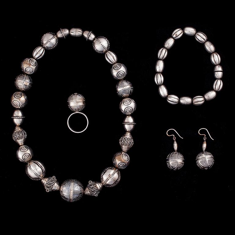 COLLIER, ARMBAND, ÖRHÄNGEN samt RING, silver, Kalevala Koru 1965-67.