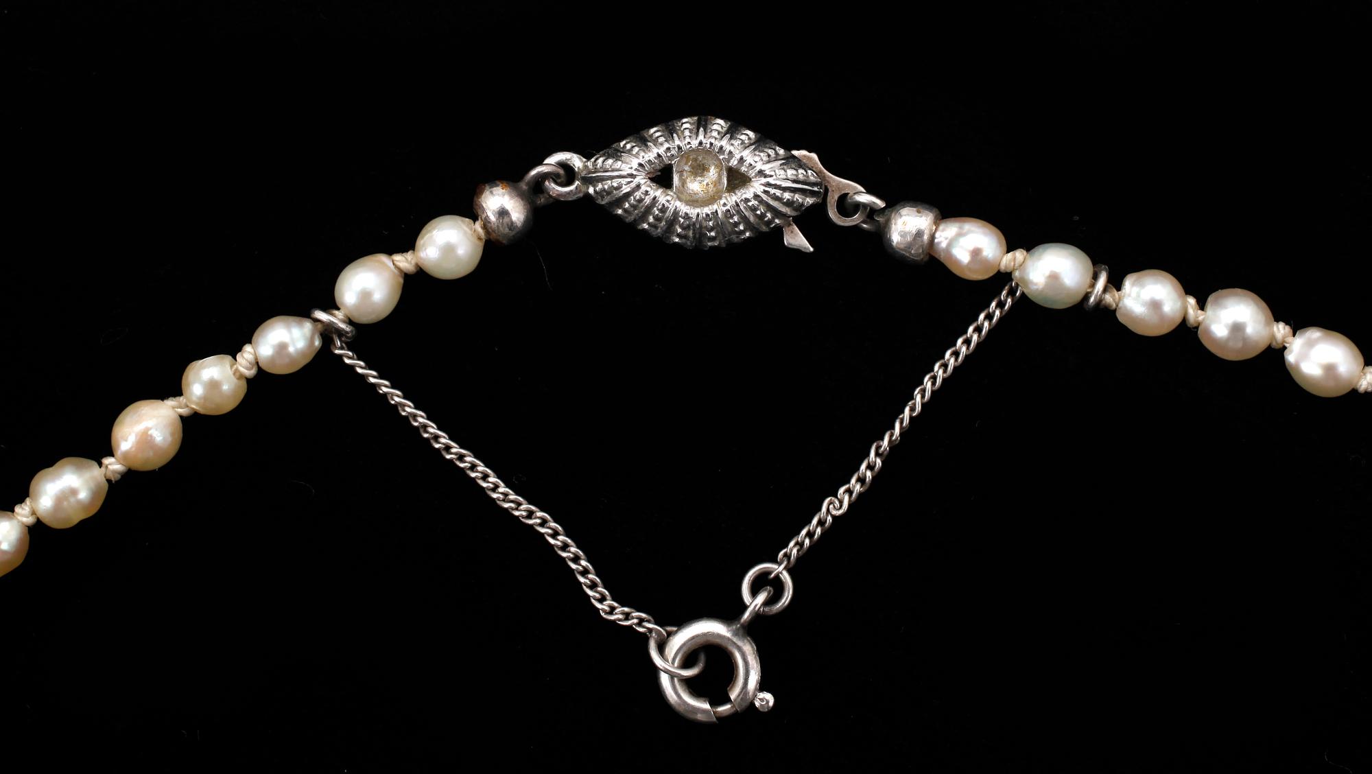 COLLIER, odlade barocka saltvattenspärlor, lås i silver.