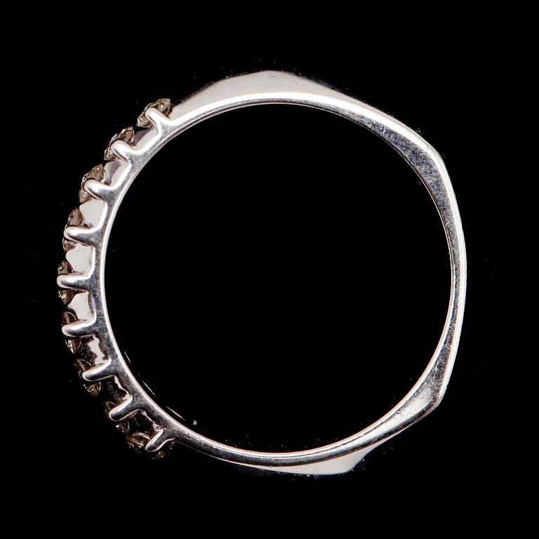 RING, 18 k vitguld, 9 briljantslipade diamanter totalt 0.45 ct.