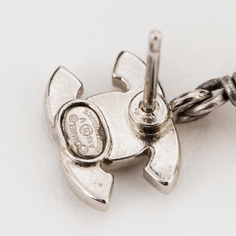CHANEL, örhängen, logo i vitmetall.