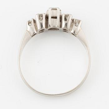 Ring, set with brilliant-cut diamonds.