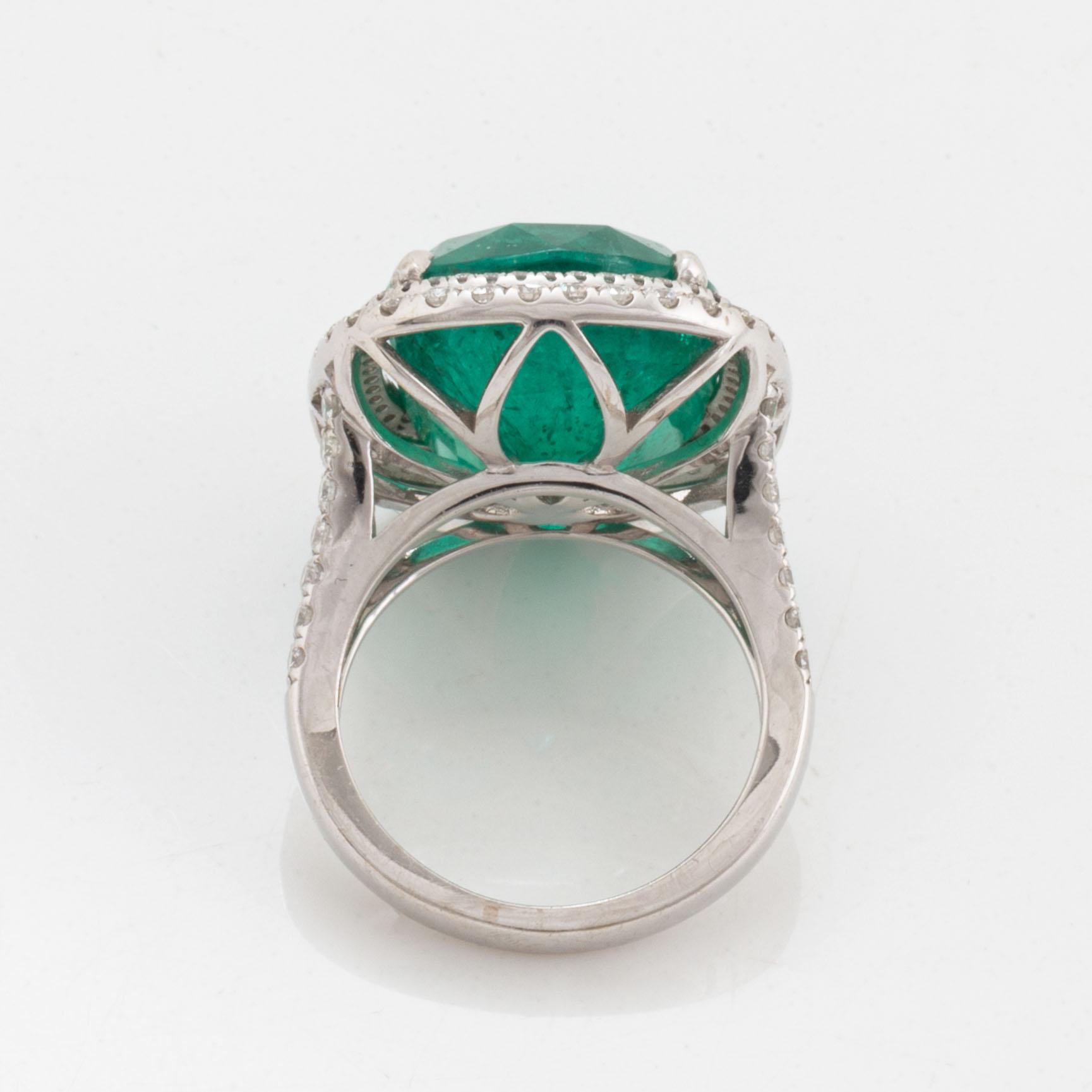 An 18K white gold ring set with a faceted emerald.