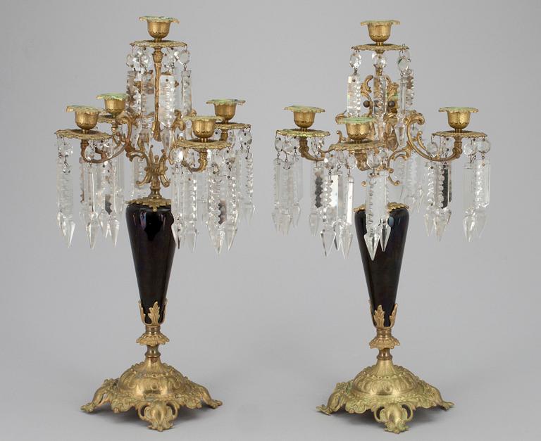 KANDELABRAR, ett par, brons och keramik, tidigt 1900-tal.