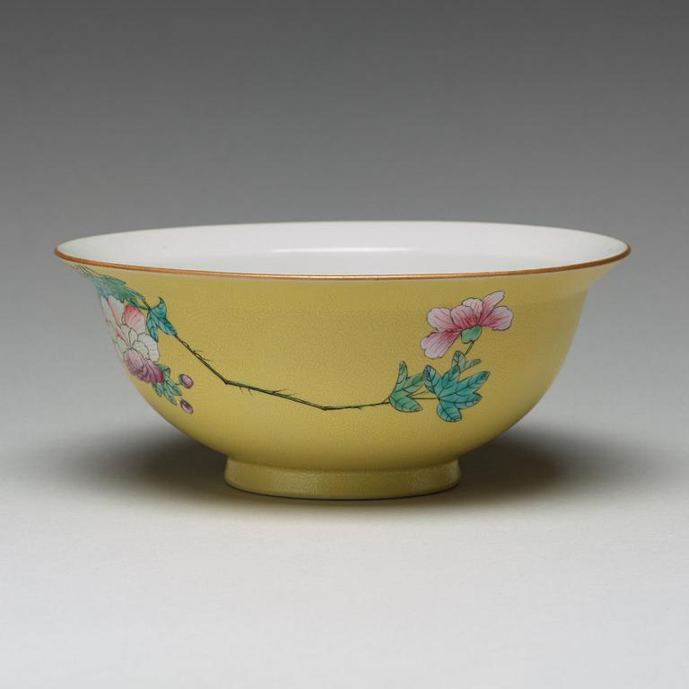 A yellow glazed sgrafitto bowl, late Qing dynasty with Qianlong mark.