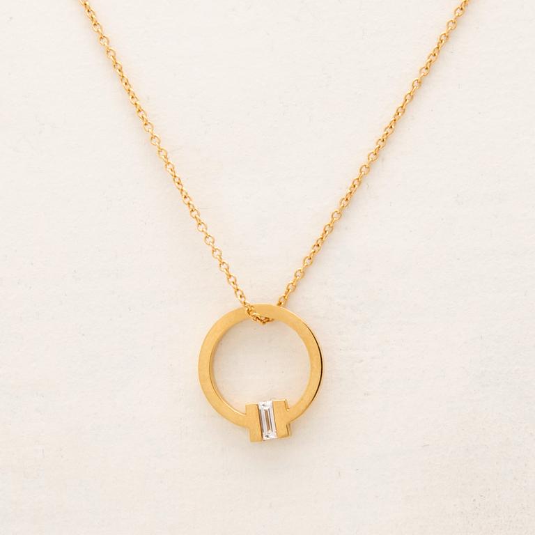 Tiffany & Co, halsband "T" 18K guld med en baguettslipad diamant.