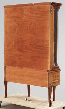 VITRINSKÅP, Louis XVI-stil, 1900-tal.