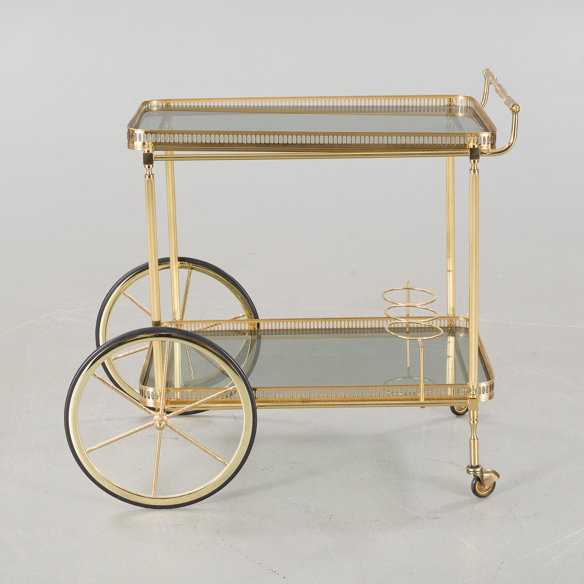 A tea trolley, second half of the 20th century.