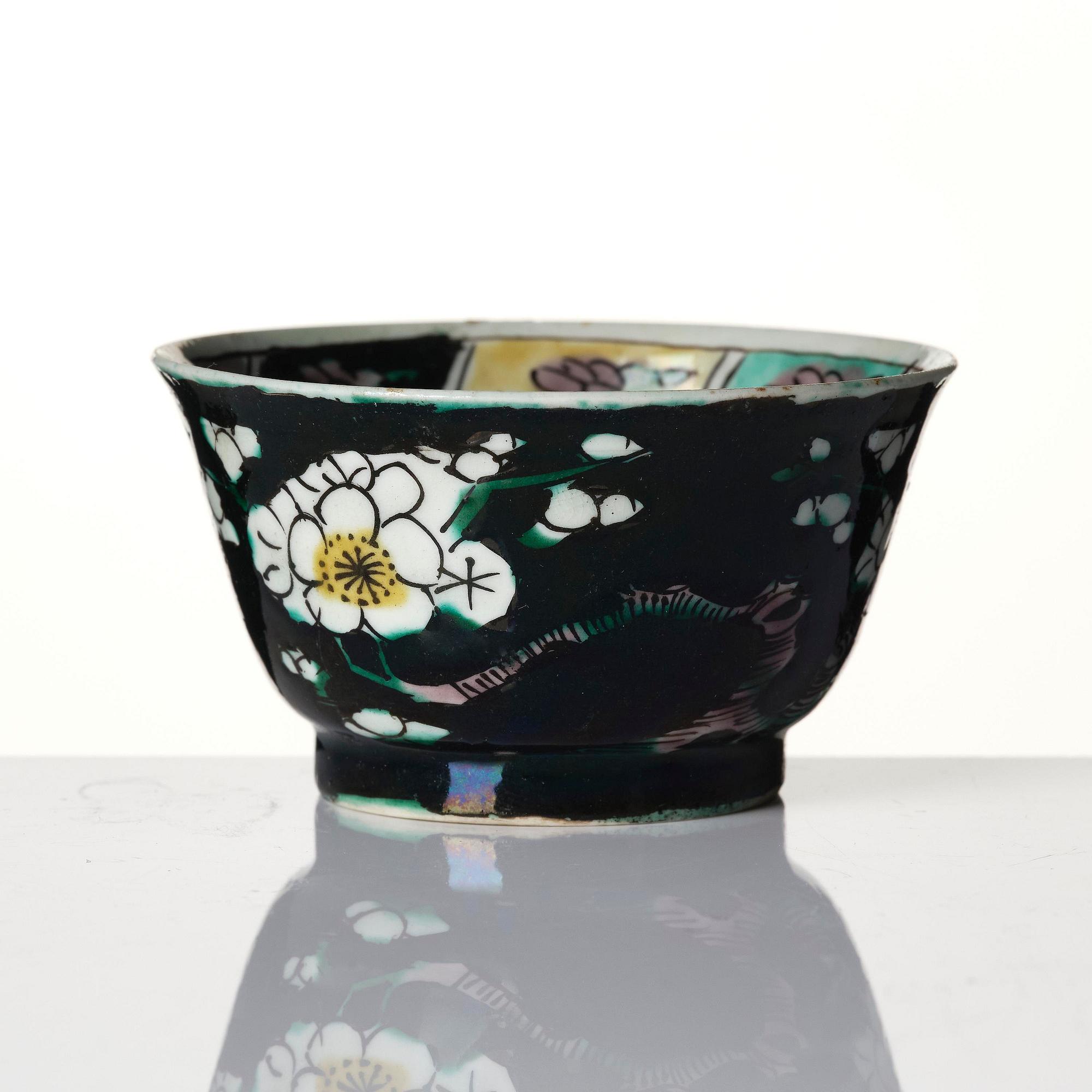 A famille noire cup with stand, Qing dynasty, Kangxi (1662-1722).