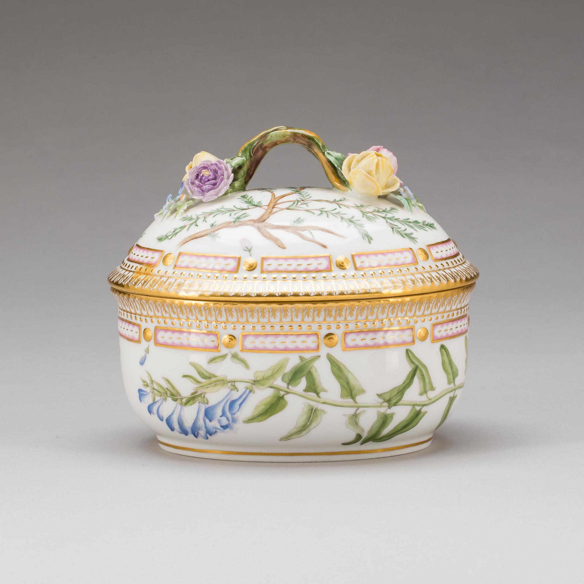 SKÅL MED LOCK, porslin, "Flora danica", Royal Copenhagen, modellnr 3582.